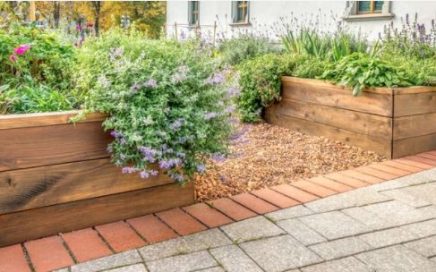 How deep should a raised garden bed be